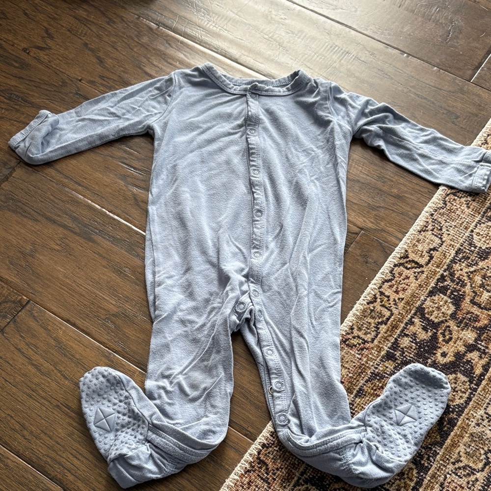 Kyte BABY snap footie in slate blue (6-12)
